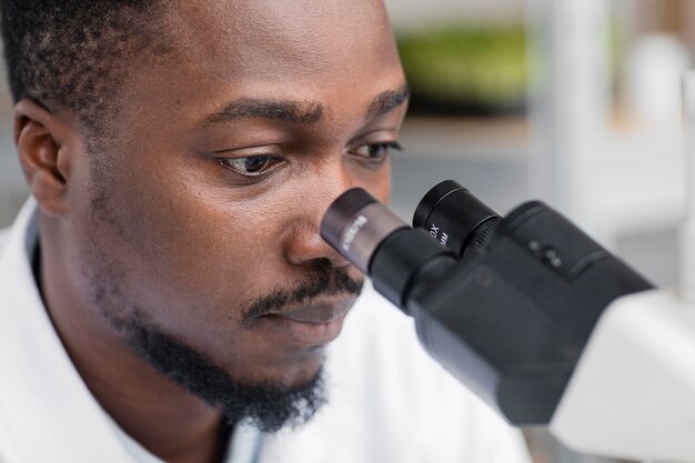 Chercheur masculin dans le laboratoire
