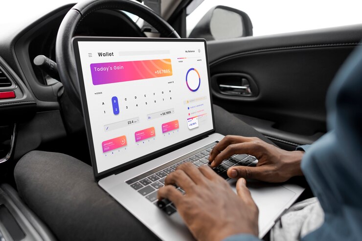 Photo gratuit chercheur travaillant sur un nouveau modèle de voiture autonome