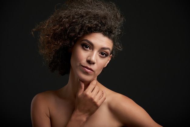 Photo gratuite chestup portrait d'une brune frisée