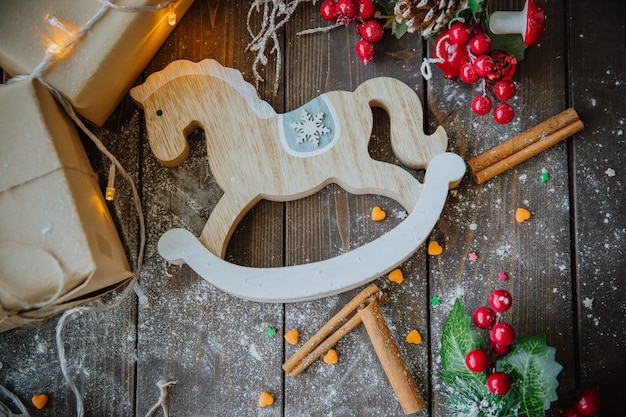 Photo gratuite cheval de bois sur la table de noël