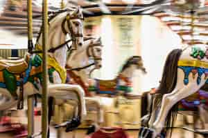 Photo gratuite chevaux de jouet sur un carrousel vintage forain traditionnel