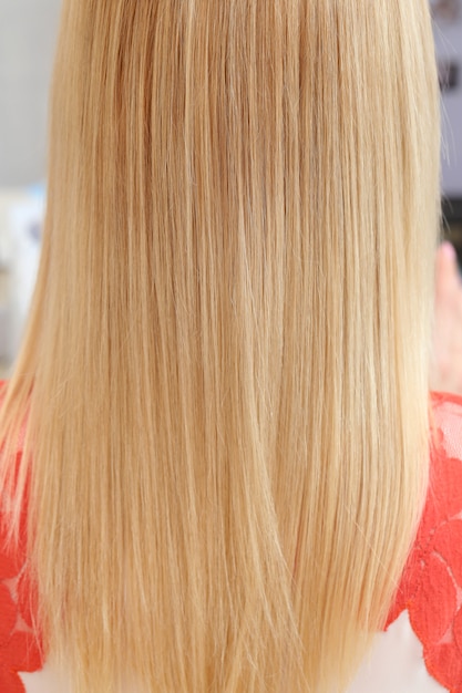 Cheveux blonds raides