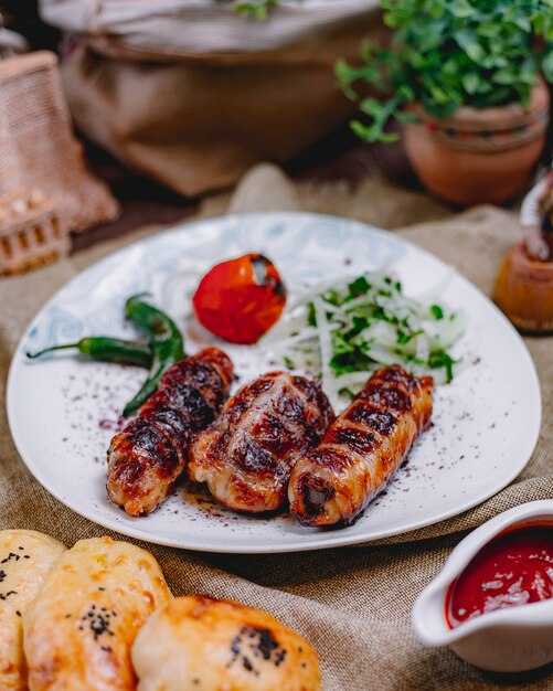 Chicken roll kebab tomate oignon verts poivre vue latérale