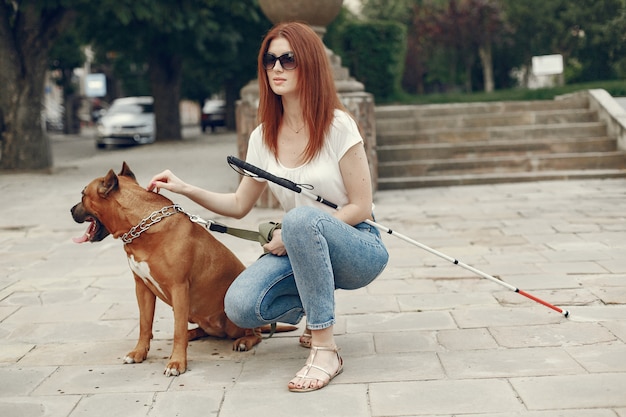 Chien-guide aidant une femme aveugle dans le parc