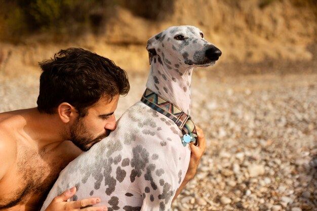 Chien s'amusant à la plage