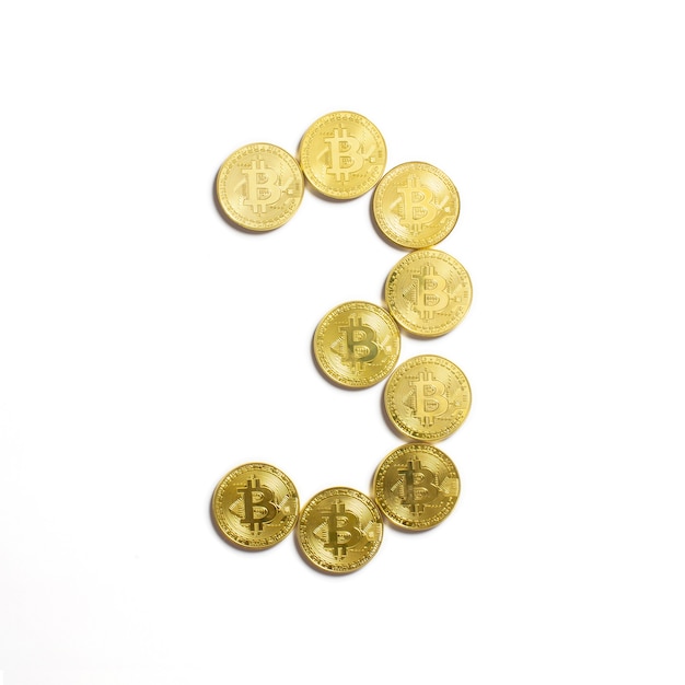 Photo gratuite le chiffre de 3 disposés en pièces bitcoin et isolé sur fond blanc