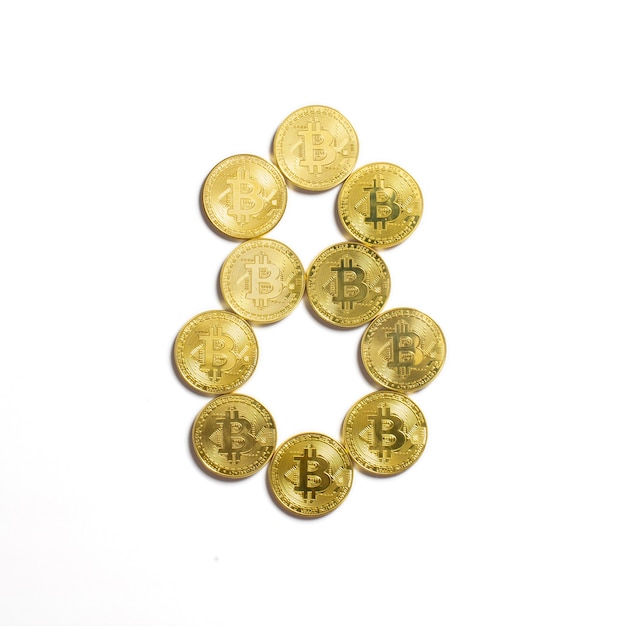 Le Chiffre De 8 Disposés En Pièces Bitcoin Et Isolé Sur Fond Blanc