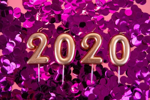 Chiffres du nouvel an 2020 sur fond de paillettes violet