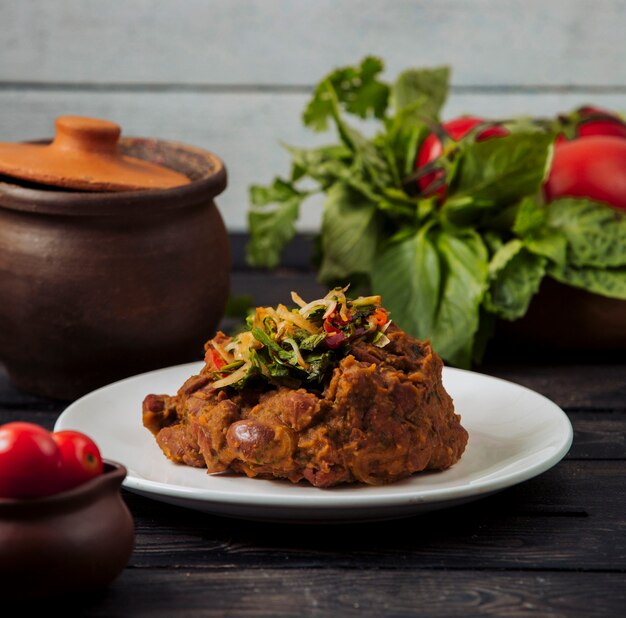 Chig kofte turc avec de la viande et des herbes.