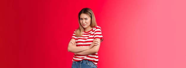 Chilidh insatisfait timide petite amie asiatique mignonne bloquant les mains croisées poitrine offensée fronçant les gémissements