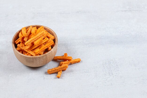 Chips de bâton épicées dans un bol en bois.