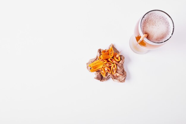 Chips et bière sur blanc.