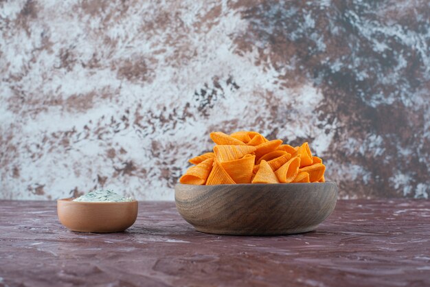 Chips de cône dans un bol avec du yogourt dans un bol sur la surface en marbre