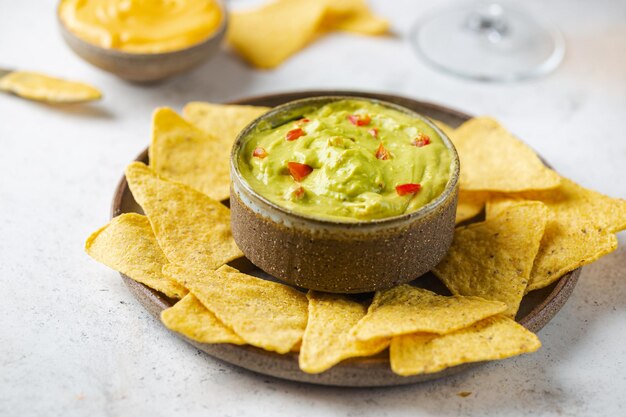 Chips de nachos avec sauces