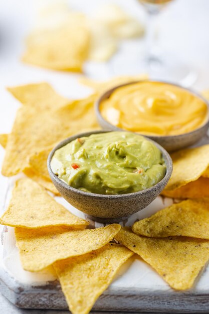 Chips de nachos avec sauces