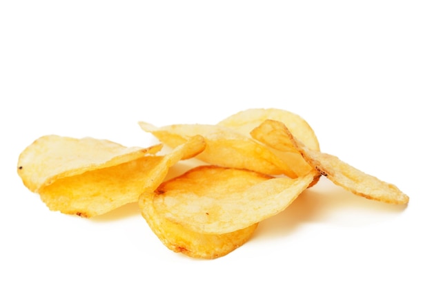 Chips de pommes de terre isolés sur blanc