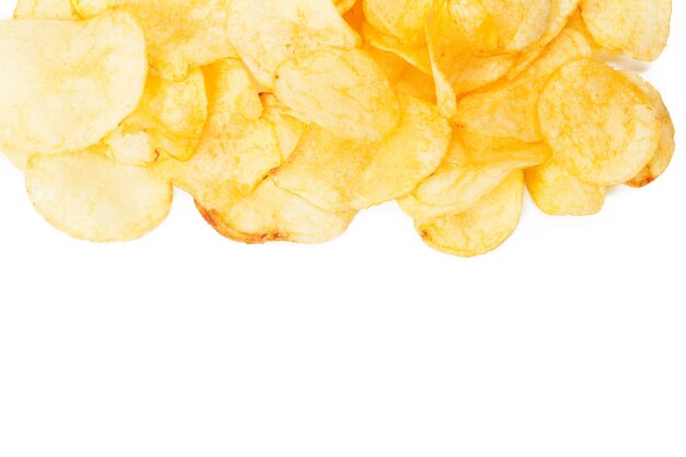 Chips de pommes de terre isolés sur blanc