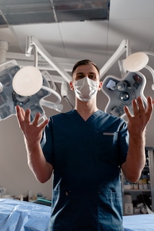 Le chirurgien jette les implants en silicone. augmentation mammaire et chirurgie de lifting