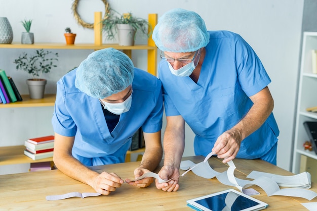 Chirurgiens lisant les résultats des tests