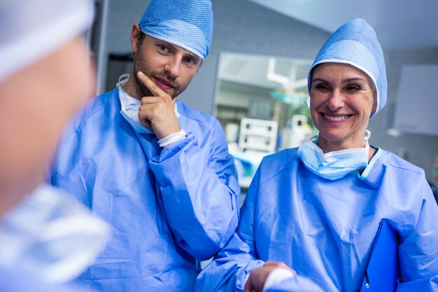 Les chirurgiens qui interagissent les uns avec les autres dans la salle d&#39;opération