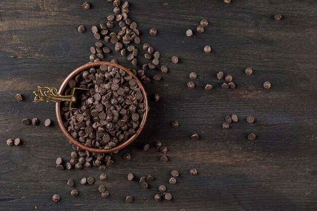 Choco tombe avec une cuillère dans un bol