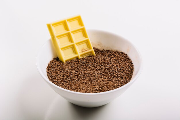 Chocolat blanc dans un bol avec du cacao