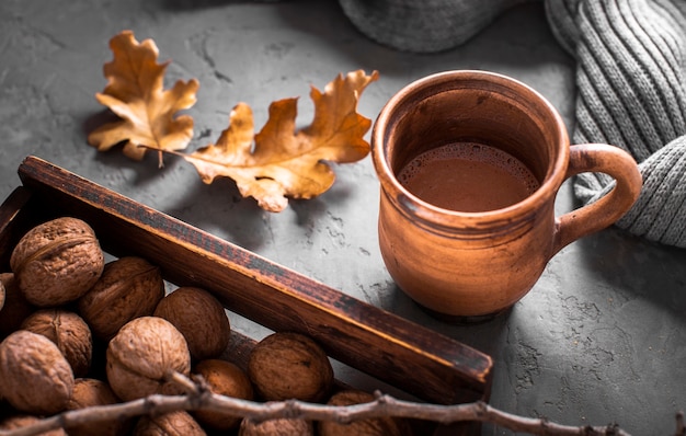 Chocolat chaud aux noix et aux feuilles