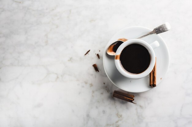 Chocolat chaud dans une tasse à la cannelle