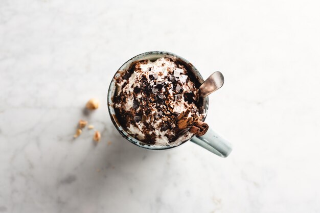 Chocolat chaud dans une tasse avec de la crème fouettée