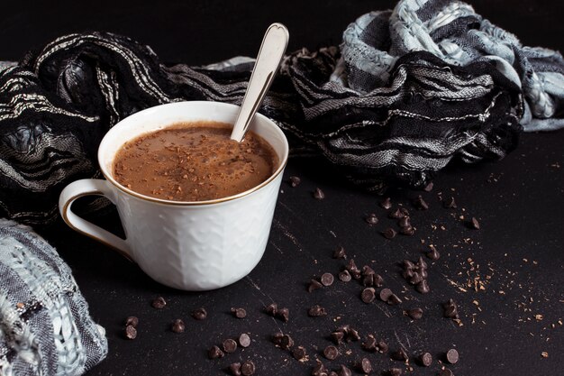 Chocolat chaud sucré et chips de cacao