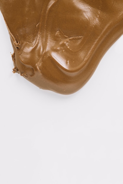 Chocolat crémeux à tartiner sur fond blanc