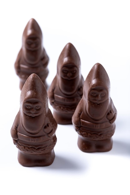 Photo gratuite chocolat enveloppé joyeux père noël isolé sur fond blanc