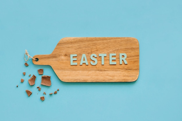 Chocolat près de Pâques écrit sur une planche à découper