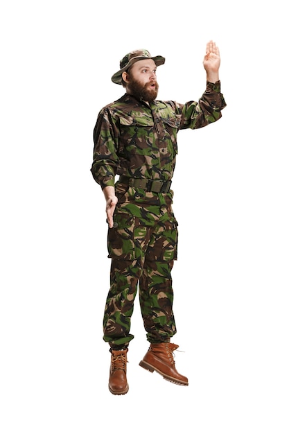 Choisissez-moi. Jeune soldat de l'armée portant des uniformes de camouflage sautant isolé sur fond de studio blanc en pleine longueur. Jeune mannequin caucasien. Militaire, soldat, concept de l'armée. Concepts professionnels