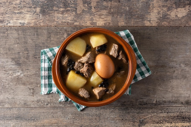 Cholent juif traditionnel sur table en bois