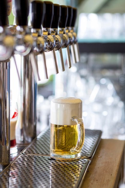 Chope à bière à angle élevé avec mousse