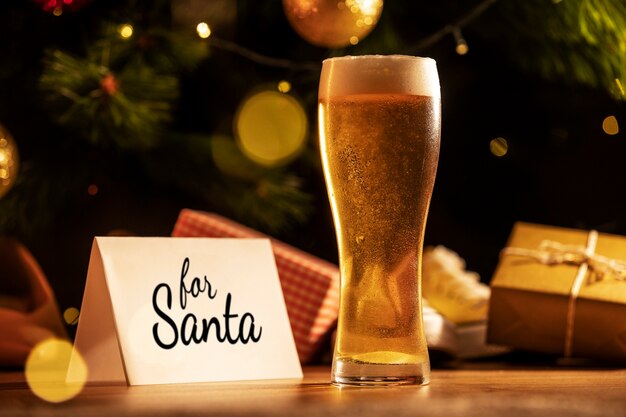 Chope à bière et cadeaux de Noël