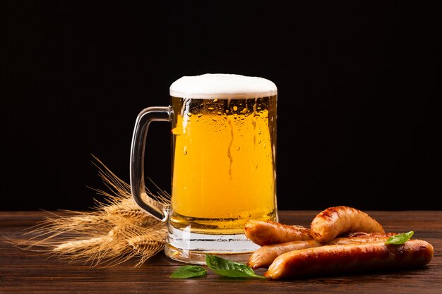 Chope de bière Close-up avec des saucisses