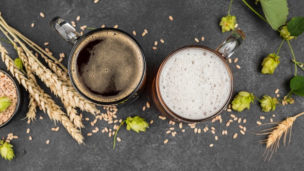 Chopes à bière et graines de blé vue de dessus