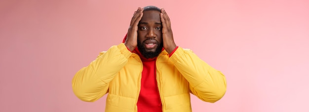 Photo gratuite choqué contrarié afro-américain barbu sent le regret étourdi entendre des nouvelles terribles tenir les mains la tête