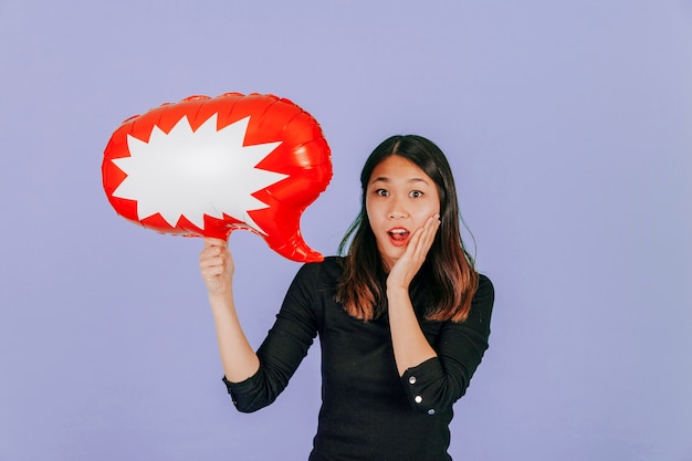 Choqué femme asiatique avec ballon de discours