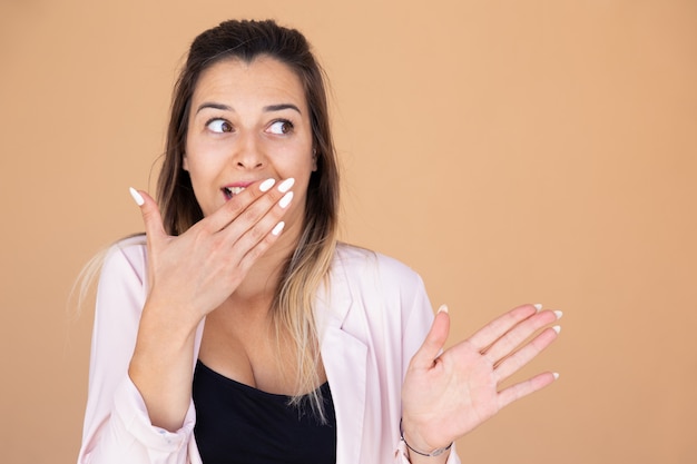 Choqué jeune femme couvrant la bouche avec la main