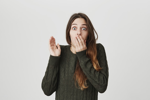 Photo gratuite choqué jeune femme haletant, lever le bras