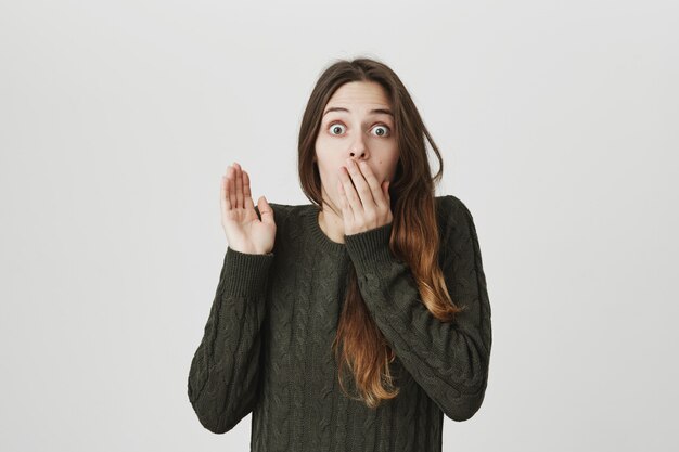 Choqué jeune femme haletant, lever le bras