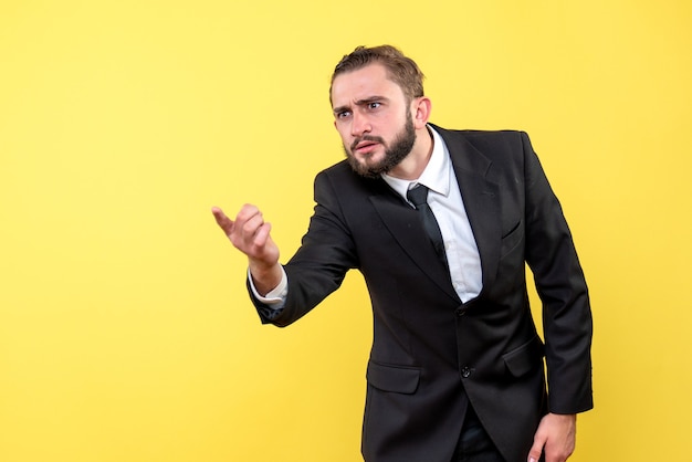 Choqué jeune homme interrogeant quelque chose