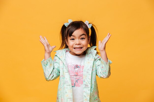 Choqué petite fille enfant debout isolé