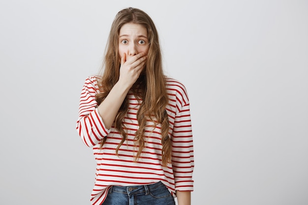 Choqué Peur Fille Couvrir La Bouche Peur Et Regarder