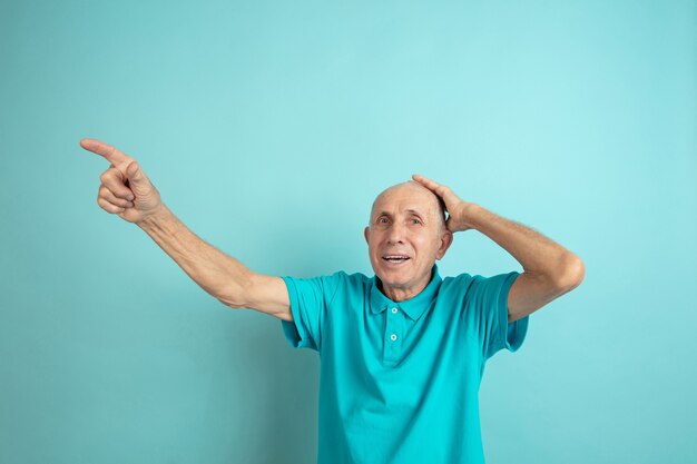 Choqué senior man pointant sur le côté