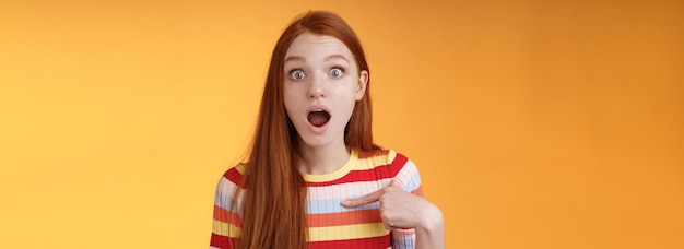 Photo gratuite choqué stupide surpris rousse fille mignonne haletant chute de la mâchoire stupéfait regarder la caméra plein d'incrédulité