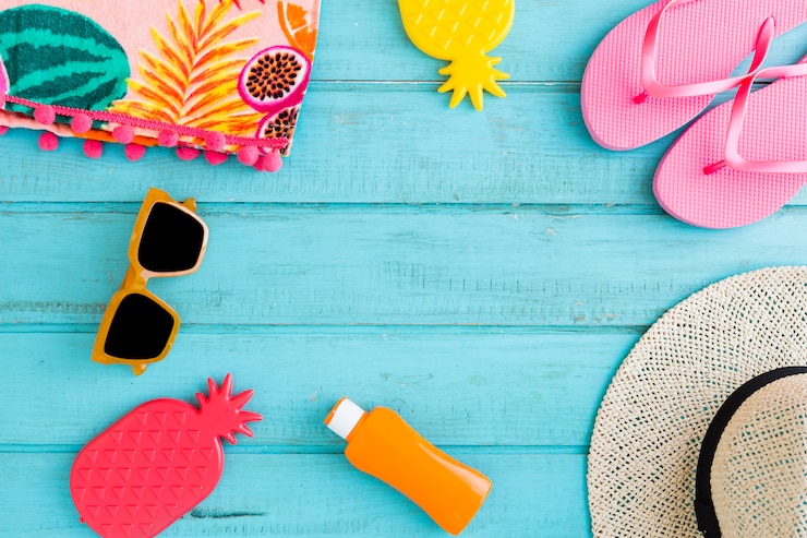 Photo gratuit choses de vacances à la plage sur fond bleu